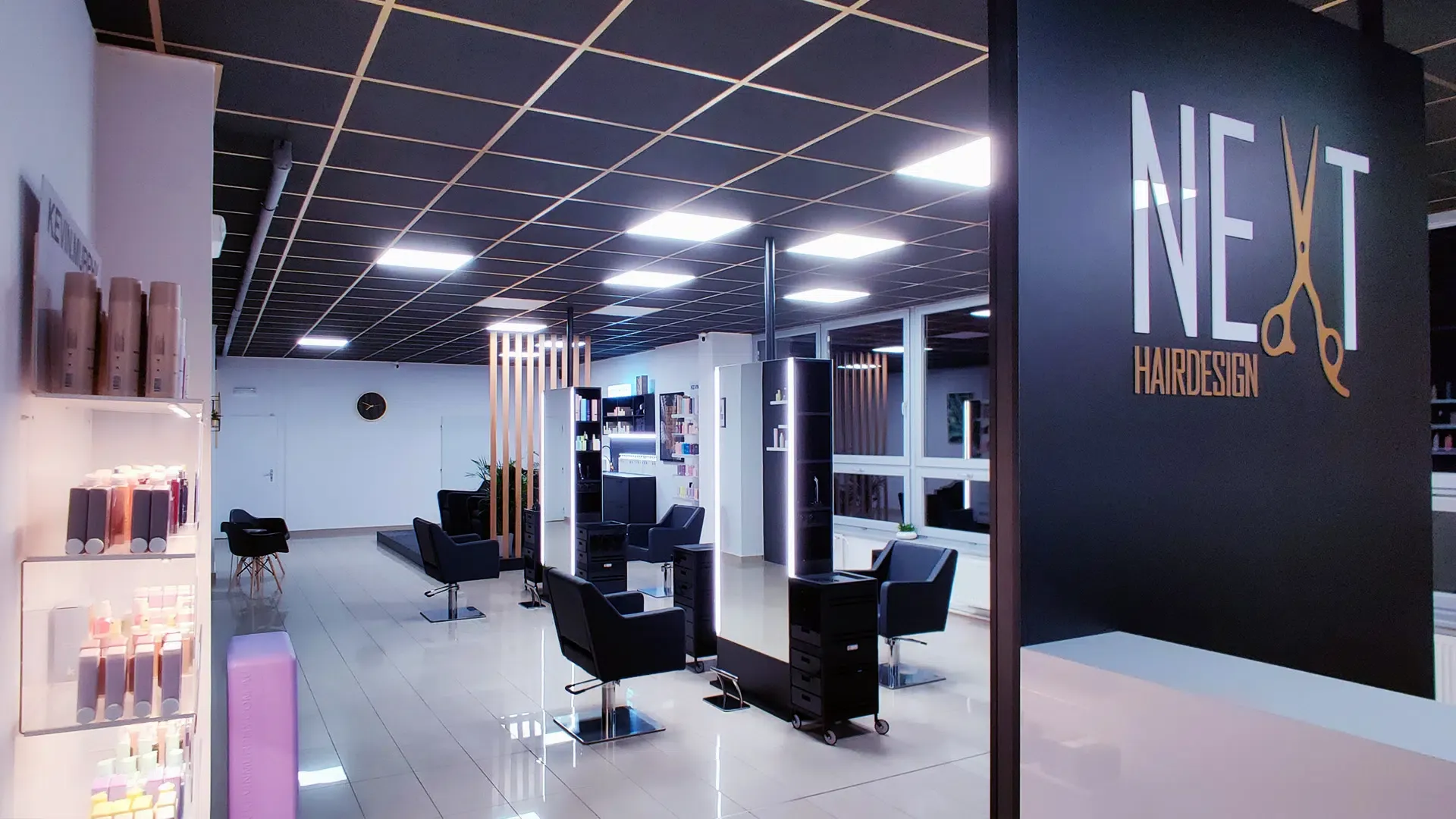 Klientka relaxuje pri ošetrení vlasov KEVIN.MURPHY — kaderníctvo NEXT HairDesign v centre Košíc